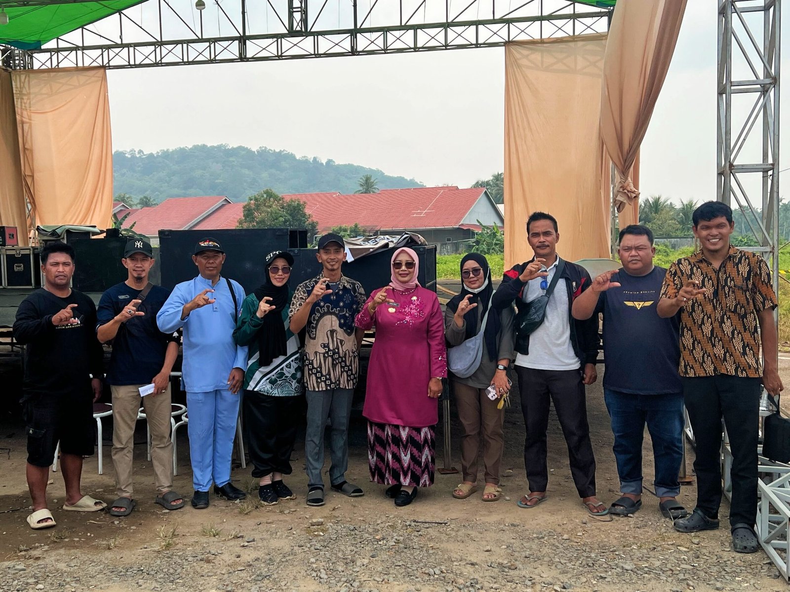 Bupati Mempawah, Erlina meninjau kesiapan panitia Tabligh Akbar Pinyuh Islamic Vibes yang akan mendatangkan Ustaz Abdul Somad.
