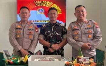 Polsek Sungai Pinyuh dan Polsek Anjungan Beri Ucapan HUT ke-81 TNI