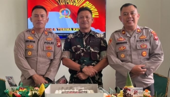 Polsek Sungai Pinyuh dan Polsek Anjungan Beri Ucapan HUT ke-81 TNI