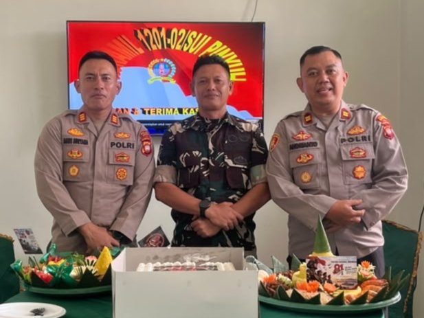 Polsek Sungai Pinyuh dan Polsek Anjongan beri ucapan HUT TNI ke Koramil.
