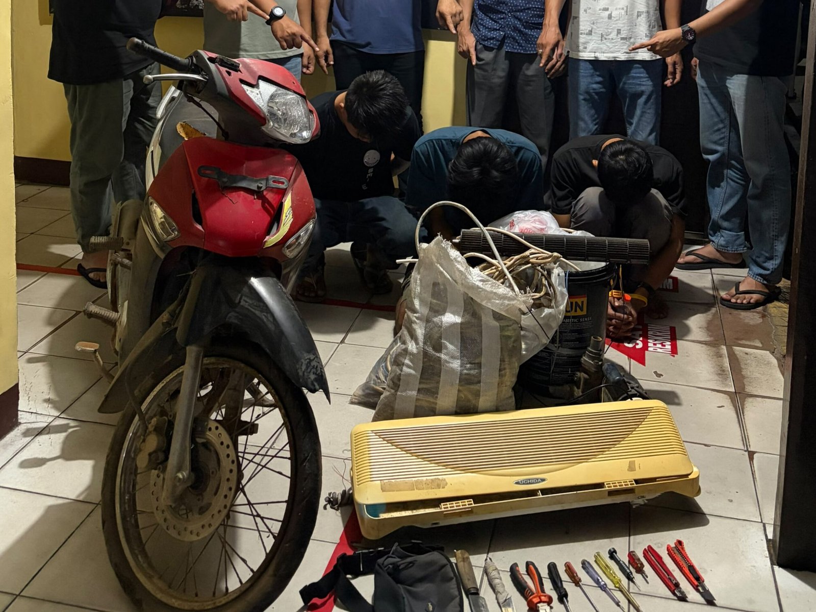 Tiga pemuda nekat bobol kantor Dinsos lama di Kabupaten Mempawah.