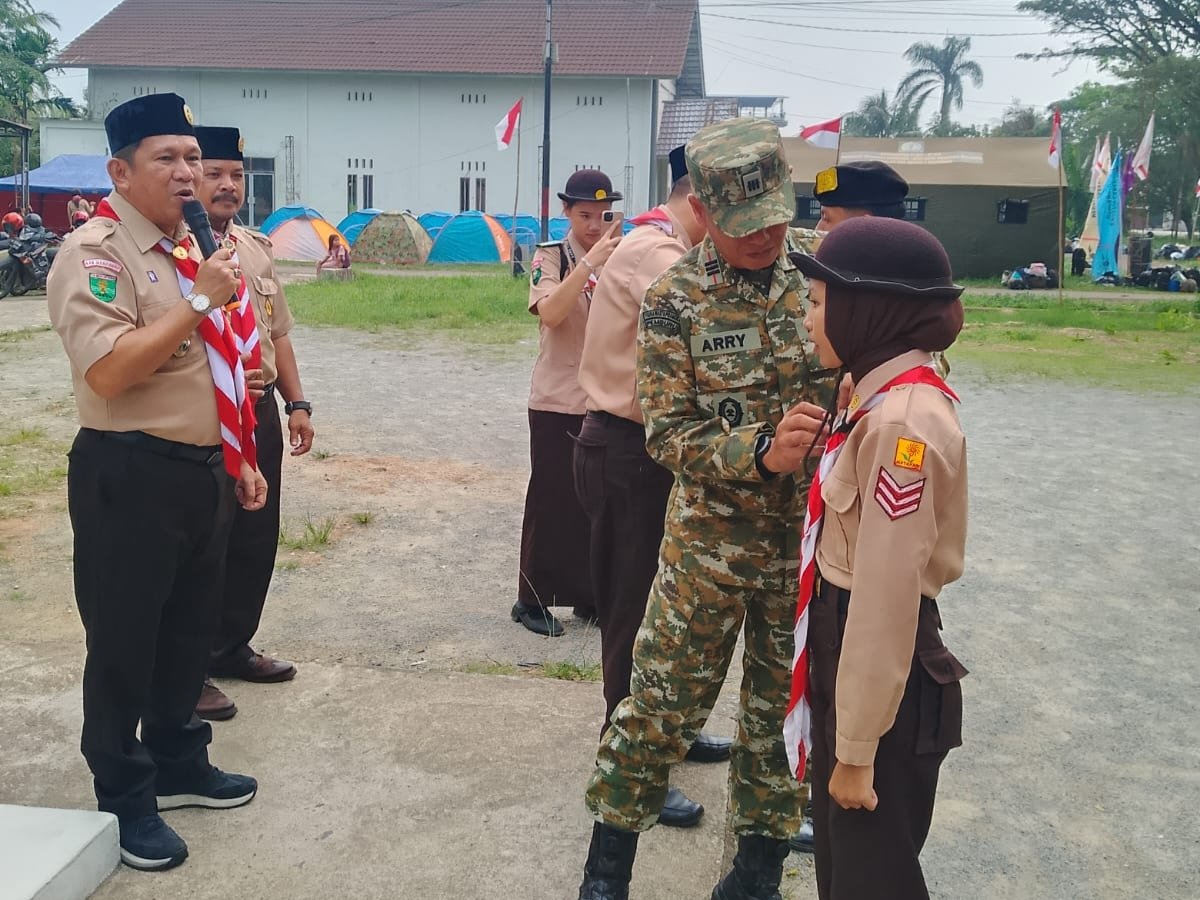 Ketua Kwarcab Pramuka Kabupaten Mempawah, Darwis Harafat saat memberikan pengarahan kepada peserta JOTA JOTI.
