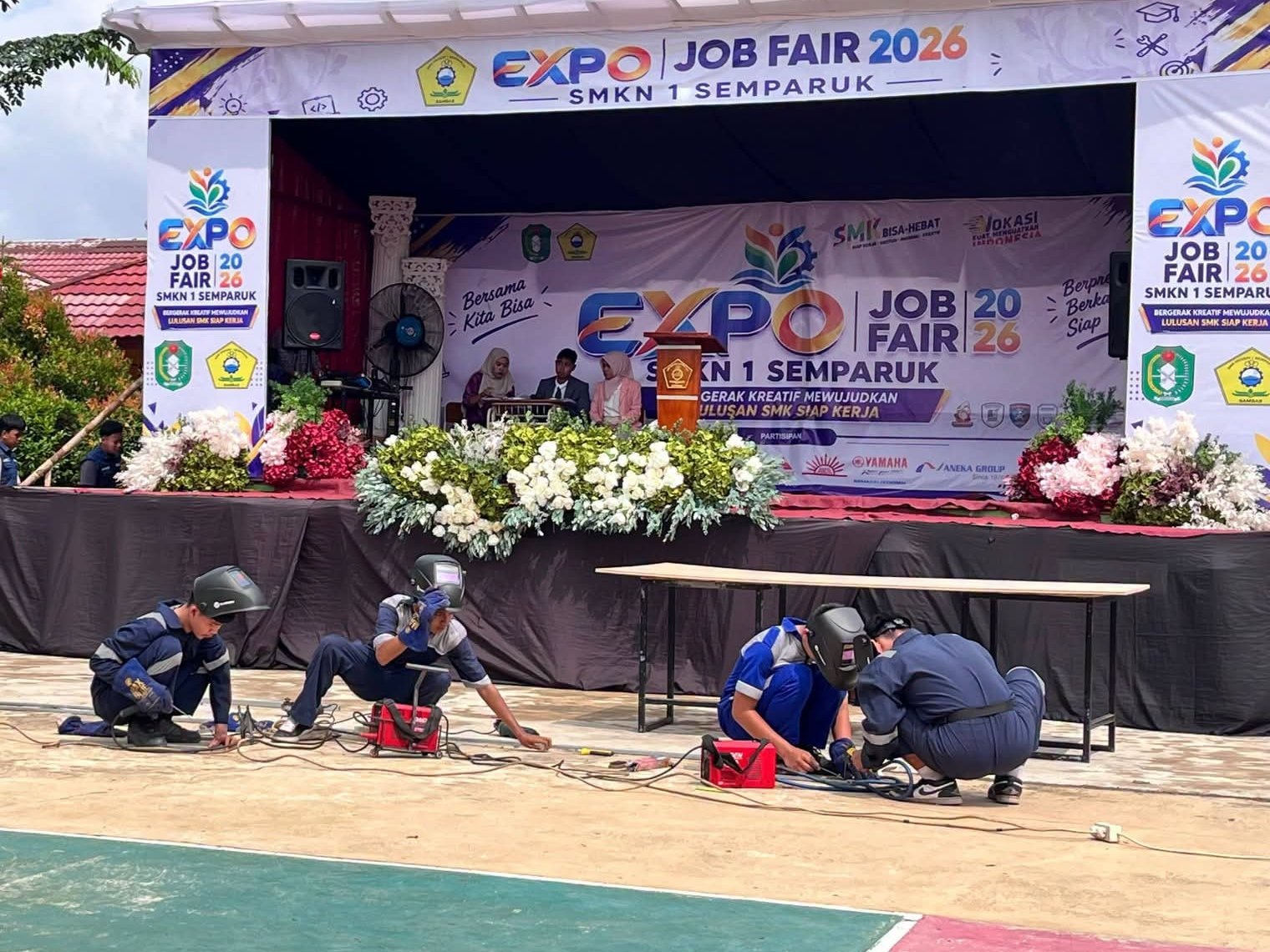 Momen pembukaan Expo dan Job Fair di SMKN 1 Semparuk, siswa unjuk kebolehan dalam skill kejuruan yang dimilikinya.