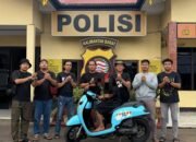Pelaku dan barang bukti sepeda motor yang diamankan pihak kepolisian.