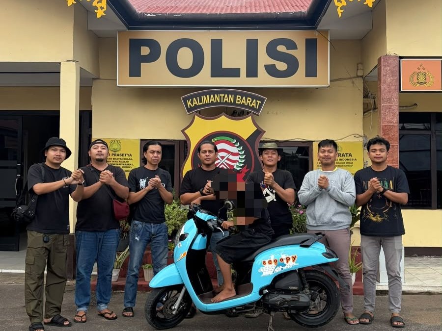 Pelaku dan barang bukti sepeda motor yang diamankan pihak kepolisian.