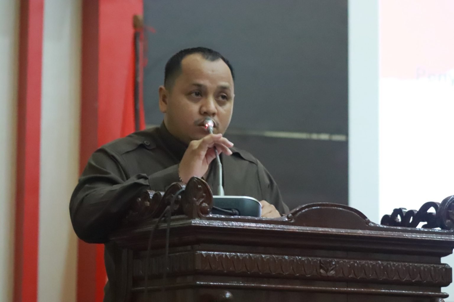Anggota DPRD Kabupaten Sambas dari Fraksi Demokrat, Elfan Salambia, S.Sos.I., dalam agenda penyampaian pendapat akhir fraksi pada Rapat Paripurna DPRD Kabupaten Sambas, Kamis (24/9/2026).