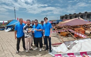 Haji Hismunanda bantu pedagang UMKM Patoka Sungai Pinyuh yang terdampak bencana alam.