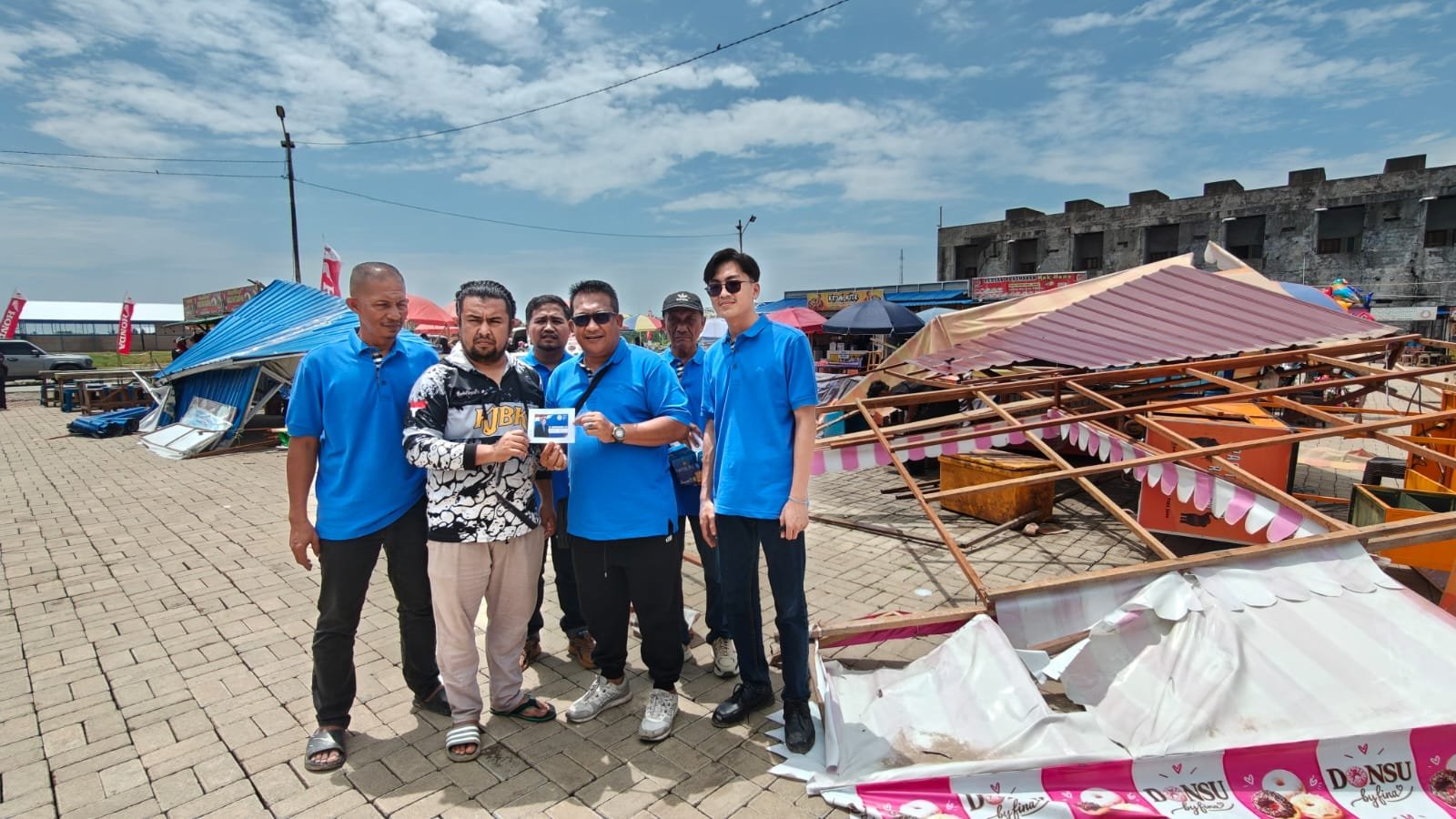 Haji Hismunanda bantu pedagang UMKM Patoka Sungai Pinyuh yang terdampak bencana alam.